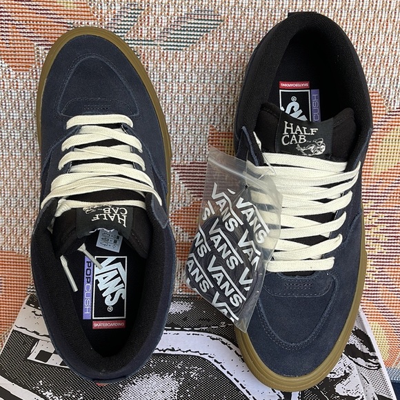 Vans Men’s Skate Half Cab
Navy/Gum
VN0A5FCDNGM
Sneakers - Picture 13 of 16
